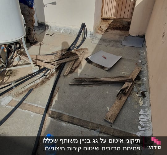 אדם עובד על איטום קיר עם מברשת וצבע